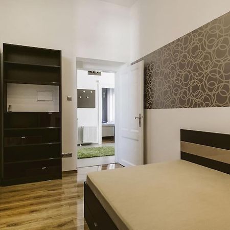 Lovely Purplish Apartment Heart Of The City Budapeste Exterior foto
