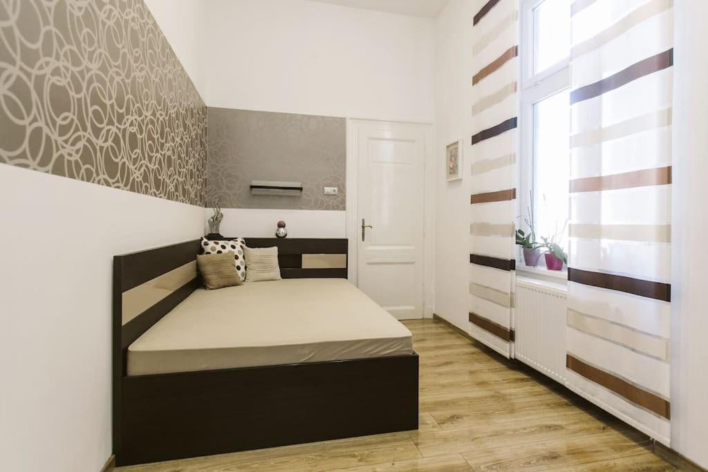 Lovely Purplish Apartment Heart Of The City Budapeste Exterior foto
