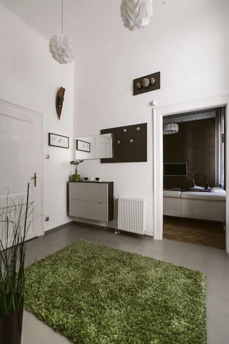 Lovely Purplish Apartment Heart Of The City Budapeste Exterior foto