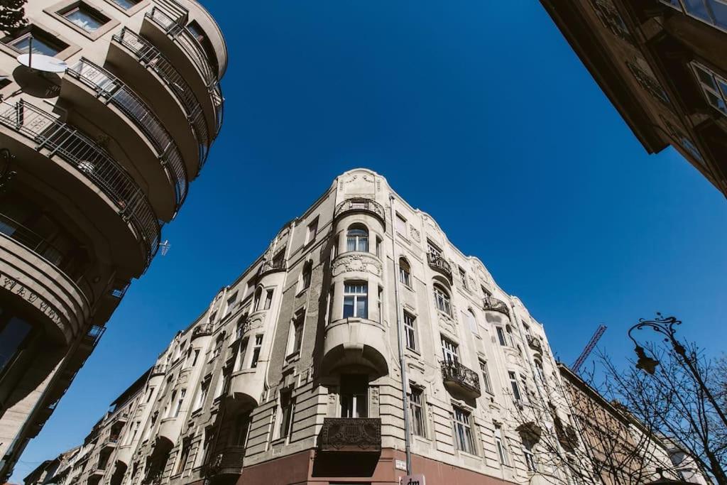Lovely Purplish Apartment Heart Of The City Budapeste Exterior foto