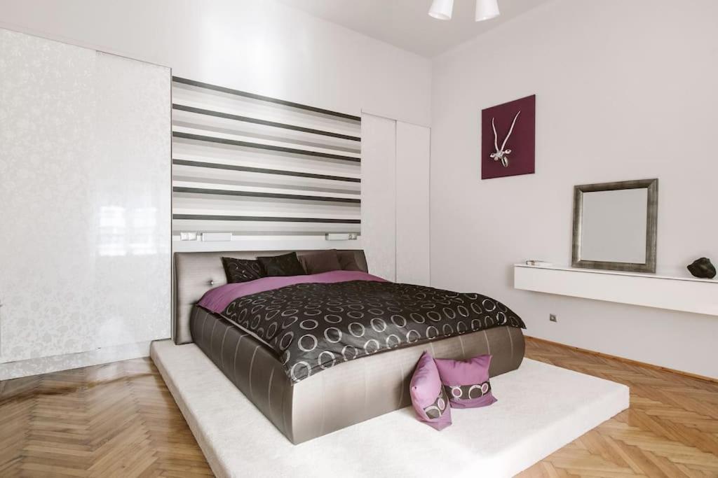 Lovely Purplish Apartment Heart Of The City Budapeste Exterior foto
