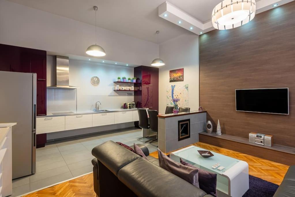 Lovely Purplish Apartment Heart Of The City Budapeste Exterior foto