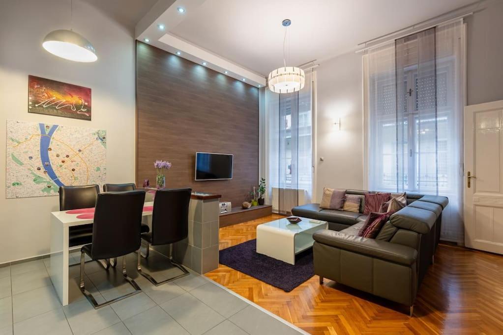 Lovely Purplish Apartment Heart Of The City Budapeste Exterior foto